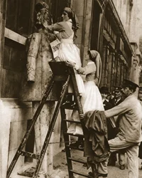 Eine Krankenschwester im Krankenhaus, die ihre übliche Rolle umkehrt: den Feind in Stepney hämmern, Illustration aus The Illustrated War News, 27. September 1916